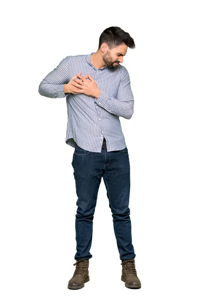 分離の白い背景の上の心に痛みを持つシャツでエレガントな男のフルレングスのショット — ストック写真