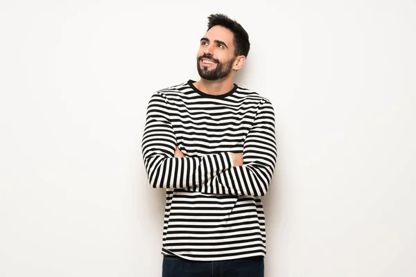 Homem Bonito Com Camisa Listrada Olhando Para Cima Enquanto Sorri — Fotografia de Stock