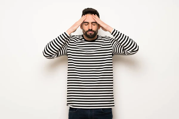 Schöner Mann Mit Gestreiftem Hemd Unglücklich Und Frustriert Über Etwas — Stockfoto