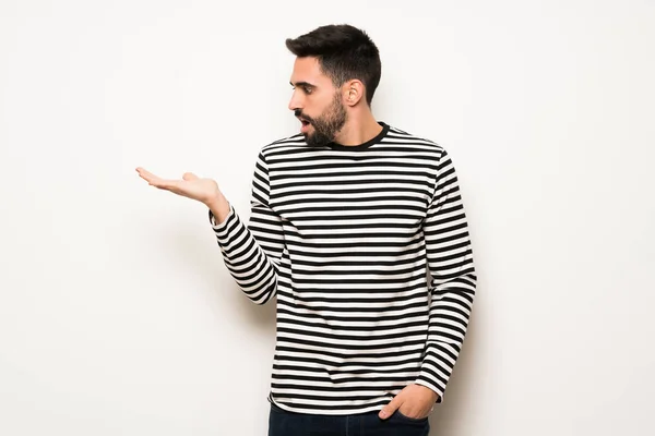 Homem Bonito Com Camisa Listrada Segurando Copyspace Imaginário Palma Mão — Fotografia de Stock