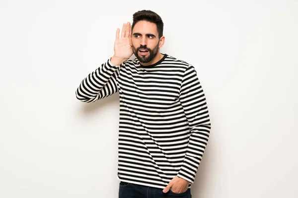 Homem Bonito Com Camisa Listrada Ouvindo Algo Colocando Mão Orelha — Fotografia de Stock