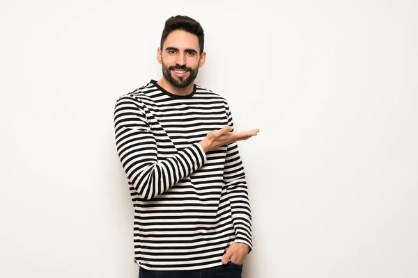 Homem Bonito Com Camisa Listrada Apresentando Uma Ideia Enquanto Olha — Fotografia de Stock