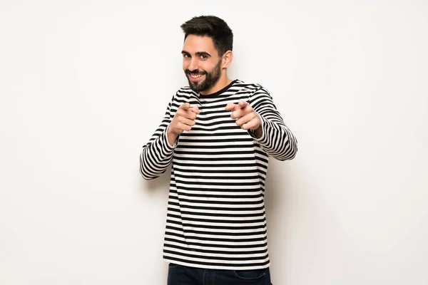 Hombre Guapo Con Camisa Rayada Señala Dedo Usted Mientras Sonríe — Foto de Stock