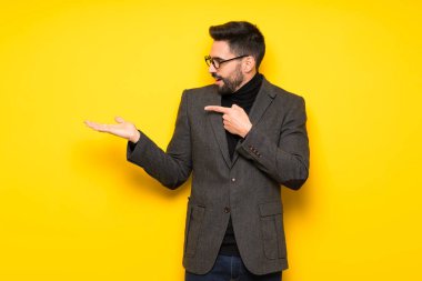 Yakışıklı adam gözlüklü boşaltmak hayali avuç içinde tutan bir reklam eklemek için