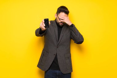 Sorunlu holding smartphone kırık ile gözlüklü yakışıklı adam