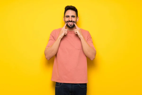 Hombre Guapo Sobre Pared Amarilla Sonriendo Con Una Expresión Feliz — Foto de Stock