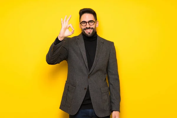 Bonito Homem Com Óculos Mostrando Sinal Com Dedos — Fotografia de Stock