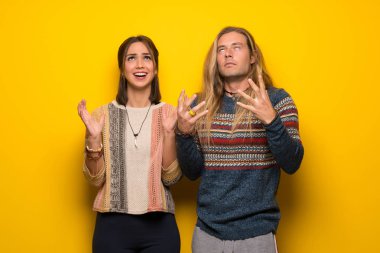 Hippi Çift sarı arka plan tarafından kötü bir durum sinirli üzerinde