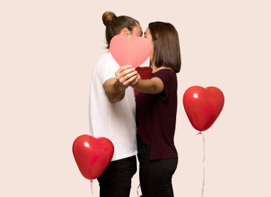 İki kalp sembolü izole arka plan üzerinde tutan Sevgililer günü içinde