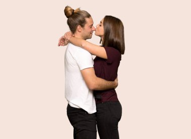 Sevgililer günü izole arka plan üzerinde mutlu çift