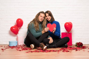 İki kalp simgesi tutan Sevgililer günü içinde