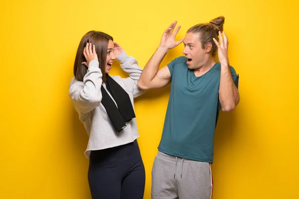 Gruppe Von Athleten Vor Gelbem Hintergrund Mit Überraschung Und Schockiertem — Stockfoto