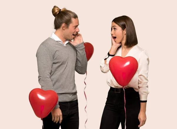 Couple Valentine Day Surprised Shocked While Looking Right Isolated Background — Stock Photo, Image