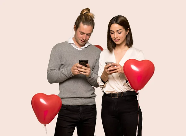 Coppia San Valentino Invio Messaggio Con Cellulare Sfondo Isolato — Foto Stock