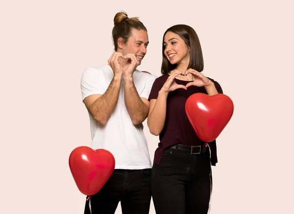 Pár Valentine Den Dělat Symbol Srdce Rukama Nad Izolované Pozadí — Stock fotografie