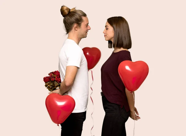 Casal Dia Dos Namorados Com Flores Sobre Fundo Isolado — Fotografia de Stock