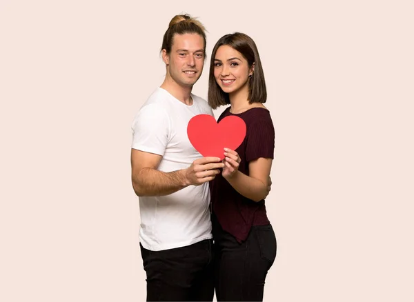 Pár Valentine Den Drží Symbol Srdce Nad Izolované Pozadí — Stock fotografie