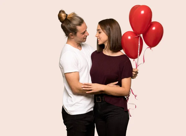 Paar Valentinstag Mit Luftballons Mit Herzform Vor Isoliertem Hintergrund — Stockfoto