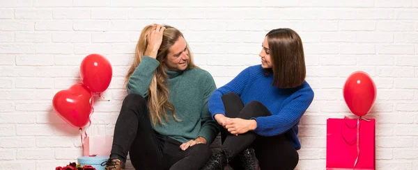 Paar Valentinstag Glücklich Und Lächelnd — Stockfoto