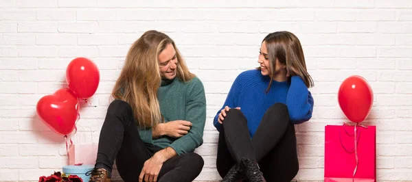 Pareja San Valentín Sonriendo Mucho — Foto de Stock