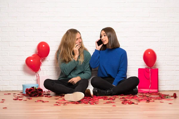 Paar Valentinstag Führt Ein Gespräch Mit Dem Handy — Stockfoto