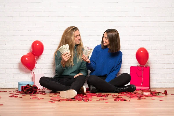 Paar Valentinstag Nimmt Viel Geld Mit — Stockfoto