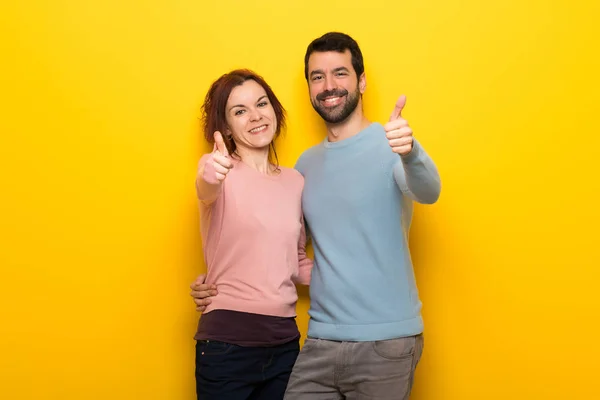 Casal Dia Dos Namorados Dando Gesto Para Cima — Fotografia de Stock