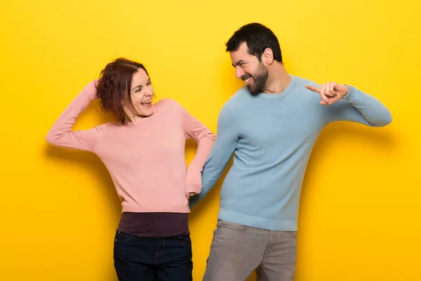 Coppia Nel Giorno San Valentino Godere Ballare Mentre Ascolta Musica — Foto Stock