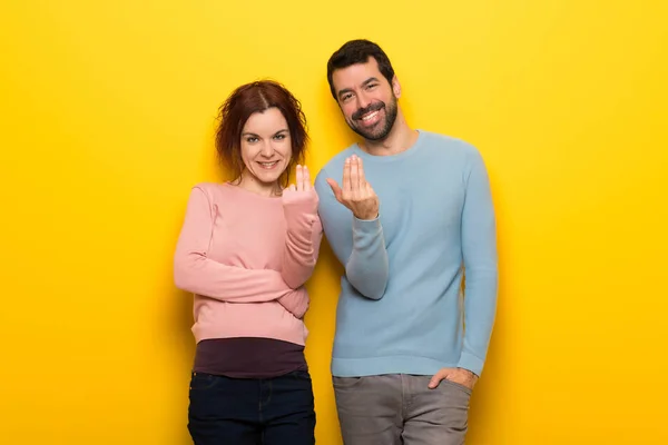 Coppia San Valentino Invitante Venire Con Mano — Foto Stock