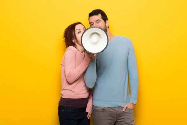 Couple Valentine Day Shouting Megaphone — Stock Photo, Image