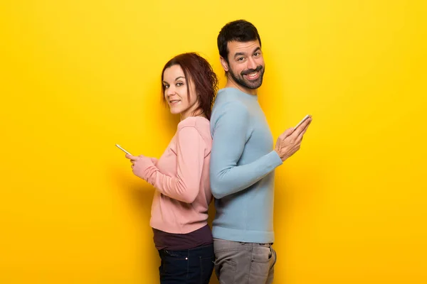 Casal Dia Dos Namorados Enviando Uma Mensagem Com Celular — Fotografia de Stock