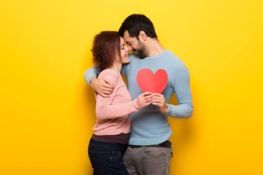 İki kalp simgesi tutan ve öpüşme valentines gün içinde
