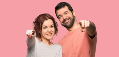 İki Sevgililer günü içinde parmak seni kendinden emin bir ifade ile izole pembe arka plan üzerinde işaret