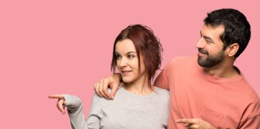 İki Sevgililer günü işaret eden parmağa izole pembe arka plan aşağı içinde