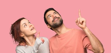 İki dizin ile izole pembe arka plan üzerinde yukarıyı Sevgililer günü içinde