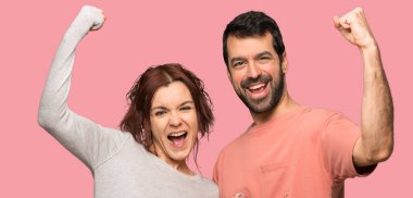 Kaç izole pembe bir arka plan üzerinde bir zafer kutluyor Sevgililer günü içinde