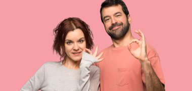 Kaç parmak ok işaretiyle izole pembe arka plan üzerinde gösterilen Sevgililer günü içinde