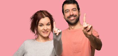 Çift olarak gösterilen ve izole pembe arka plan üzerinde parmak kaldırma Sevgililer günü