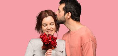 İki Sevgililer günü izole pembe bir arka plan üzerinde çiçekli içinde