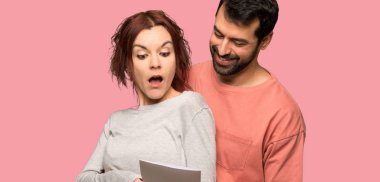 İki Sevgililer günü Sevgililer günü kartı izole pembe bir arka plan üzerinde içinde