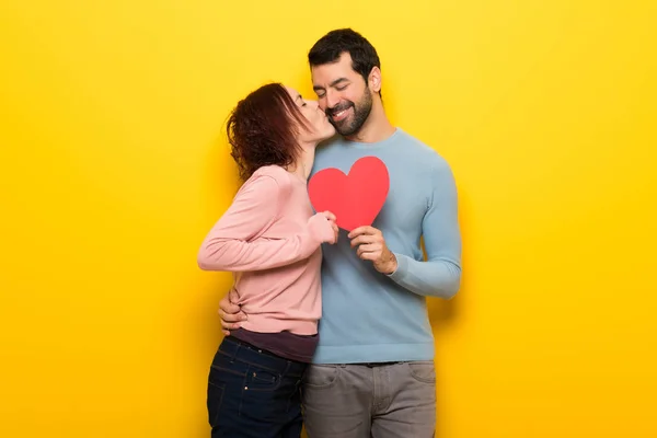 Couple Dans Saint Valentin Tenant Symbole Coeur Embrasser — Photo