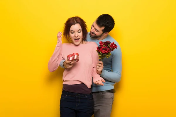 Casal Dia Dos Namorados Com Flores Presentes — Fotografia de Stock