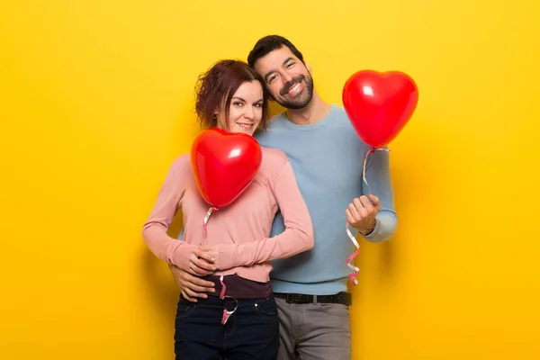 Ζευγάρι Στην Ημέρα Του Αγίου Βαλεντίνου Μπαλόνια Σχήμα Καρδιάς — Φωτογραφία Αρχείου