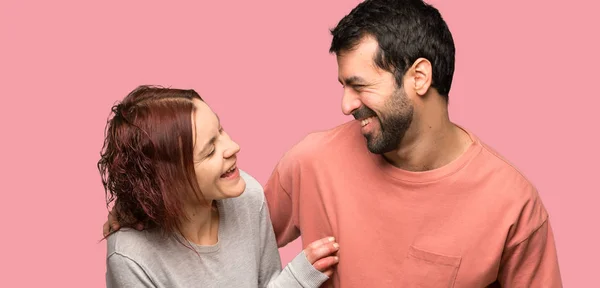 Casal Dia Dos Namorados Sorrindo Muito Sobre Fundo Rosa Isolado — Fotografia de Stock