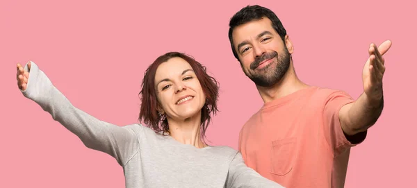 Pareja Día San Valentín Presentando Invitando Venir Sobre Fondo Rosa — Foto de Stock