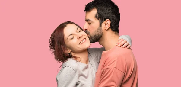 Paar Valentine Dag Zoenen Geïsoleerde Roze Achtergrond — Stockfoto