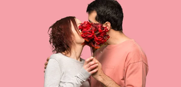 Ζευγάρι Στην Ημέρα Του Αγίου Βαλεντίνου Λουλούδια Και Φιλιά Πάνω — Φωτογραφία Αρχείου