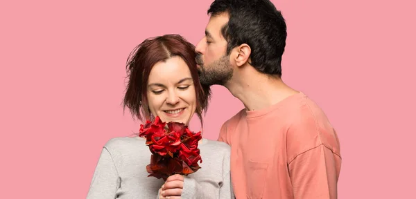 Pareja Día San Valentín Con Flores Sobre Fondo Rosa Aislado — Foto de Stock