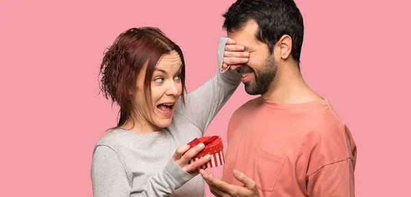 Couple Valentine Day Holding Gift Box Isolated Pink Background — Stock Photo, Image