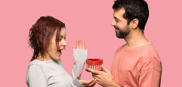 Casal Dia Dos Namorados Segurando Caixa Presente Sobre Fundo Rosa — Fotografia de Stock